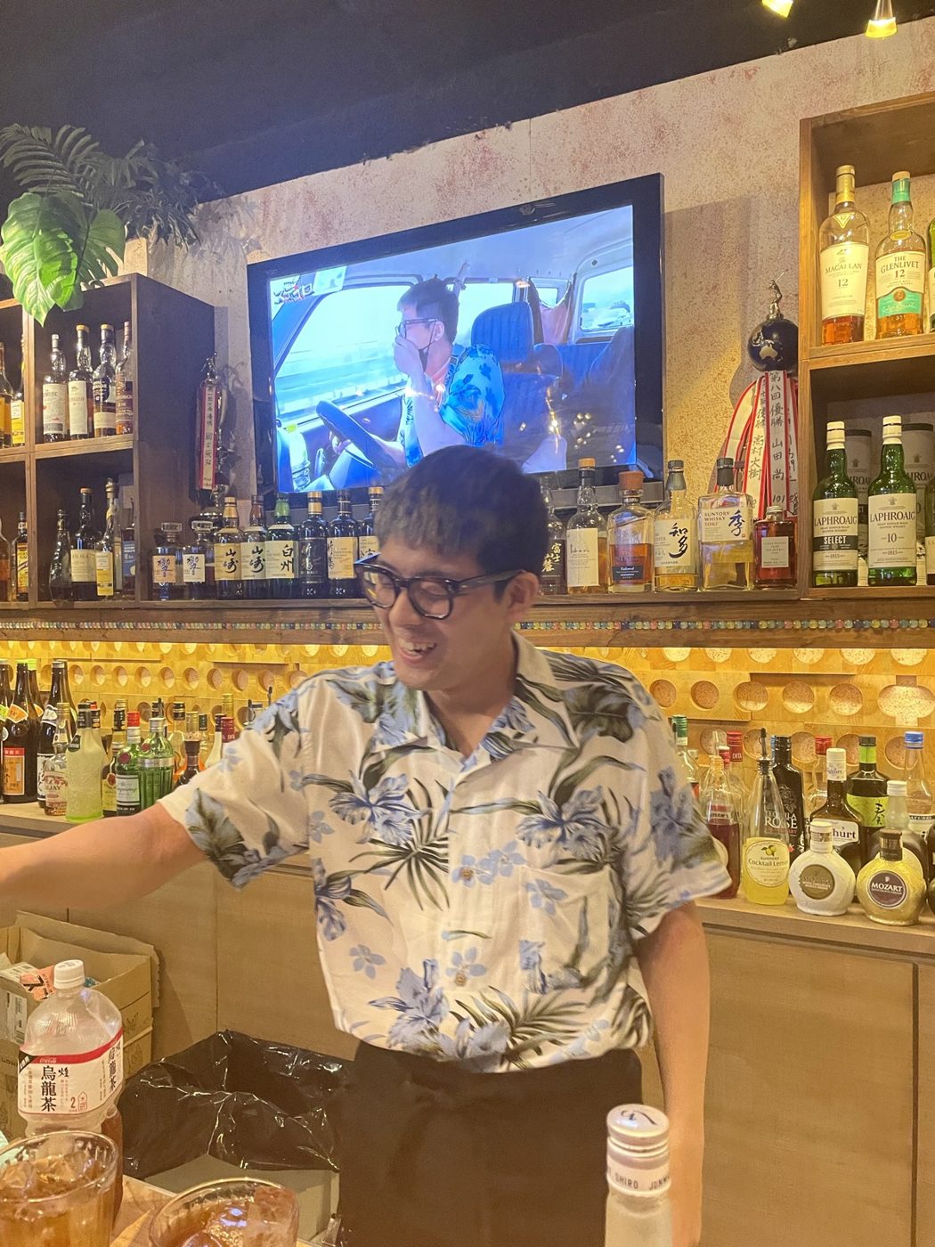 HOBART 店内 スポーツ観戦とボトル棚