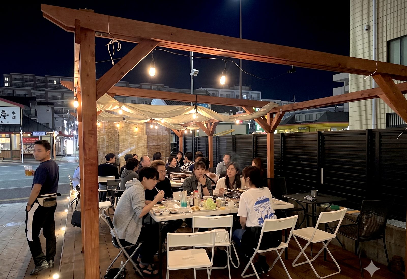 福岡・藤崎のテラスで夜の貸切BBQを楽しむ様子