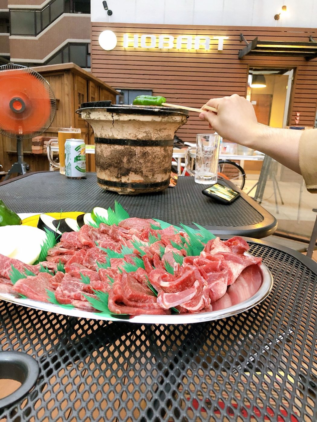 テラスのテーブルでBBQ 肉とコンロ