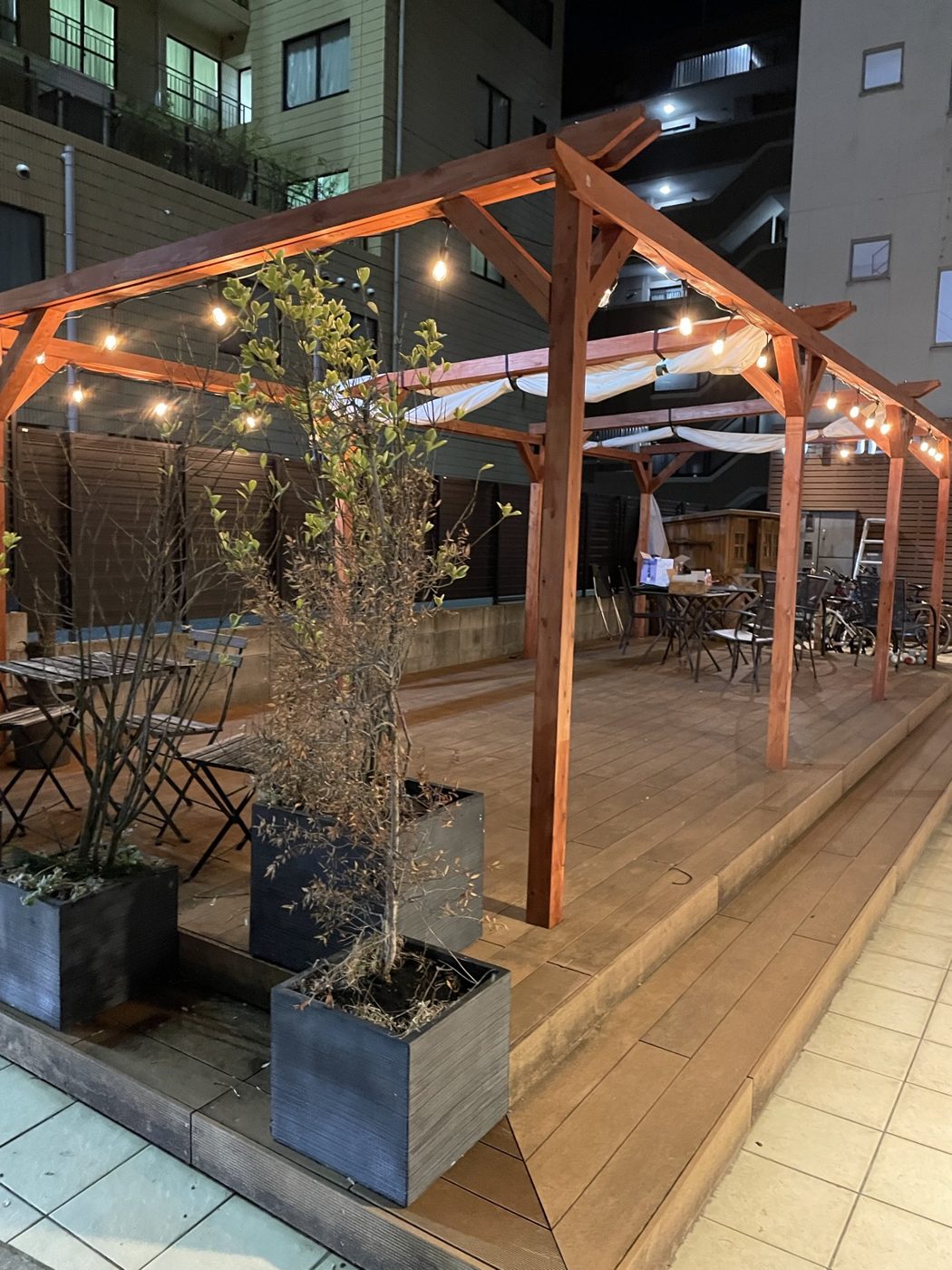 夜のBBQテラス