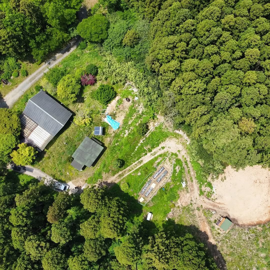 糸島の山小屋 空撮（森に囲まれた広い敷地）