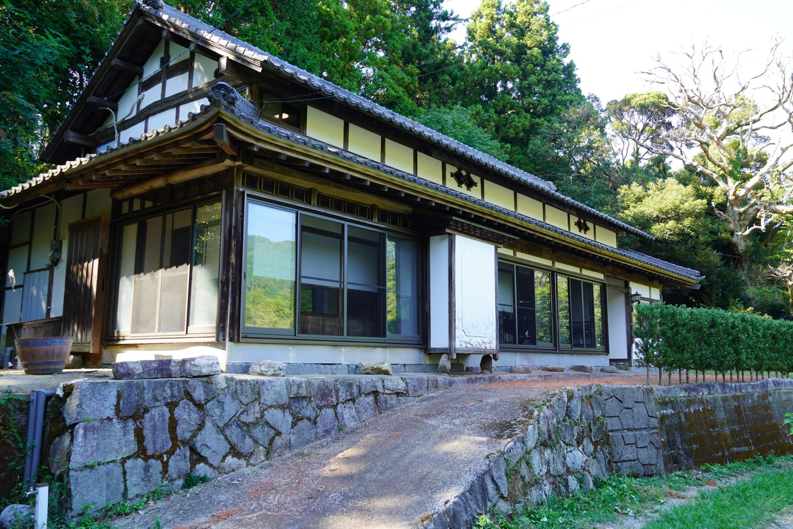 糸島の古民家 tsubakihouse の外観と芝生の庭