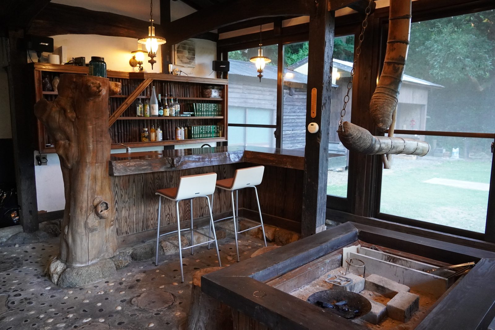 tsubakihouse 囲炉裏とバーカウンター